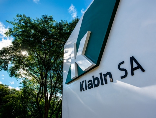 Clique para ver a notícia completa Klabin vê impacto limitado das tarifas dos EUA, destaca recuperação da celulose e projeta maior geração de caixa